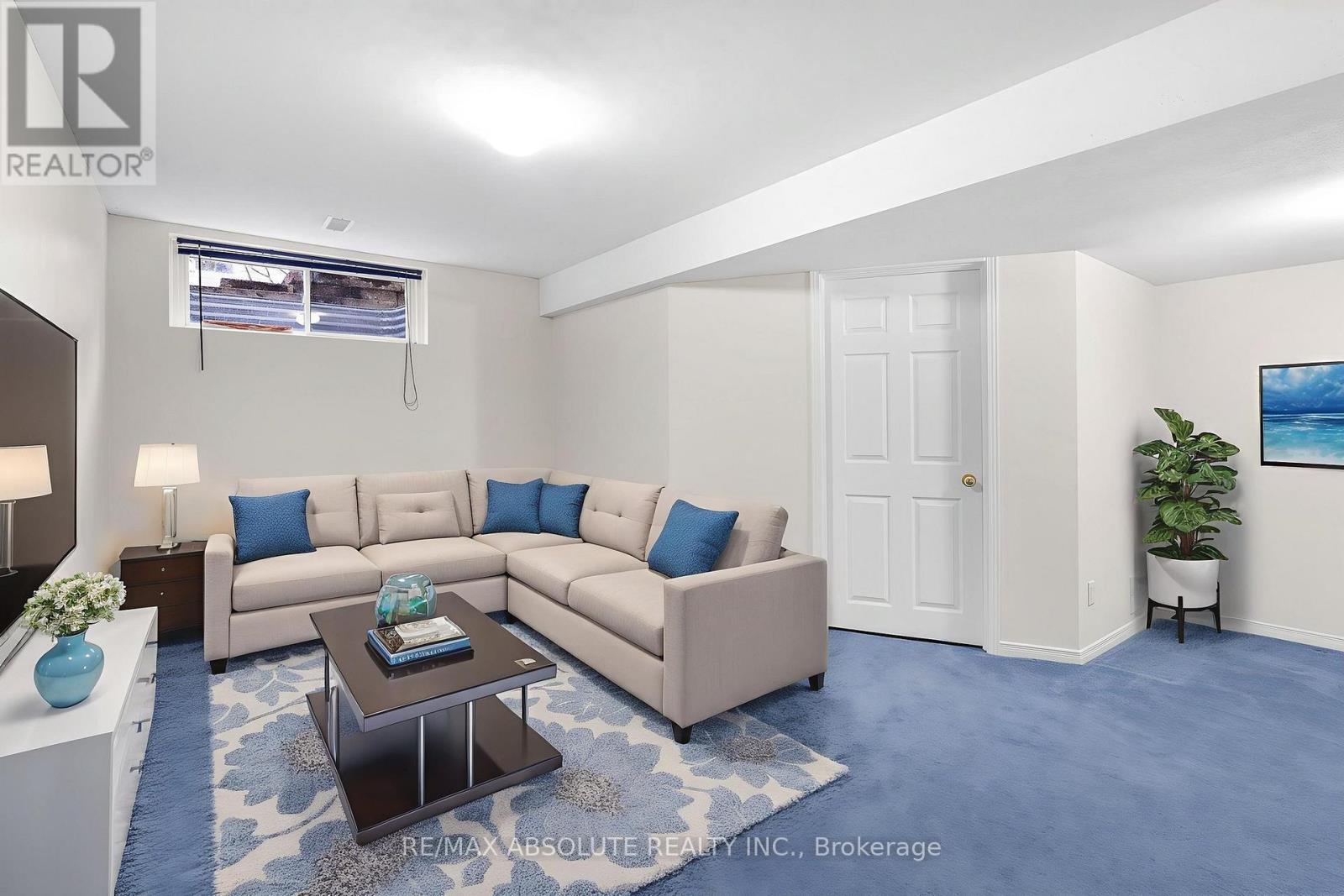 11 Foxden Place, Ottawa, ON - Indoor Photo Showing Living Room