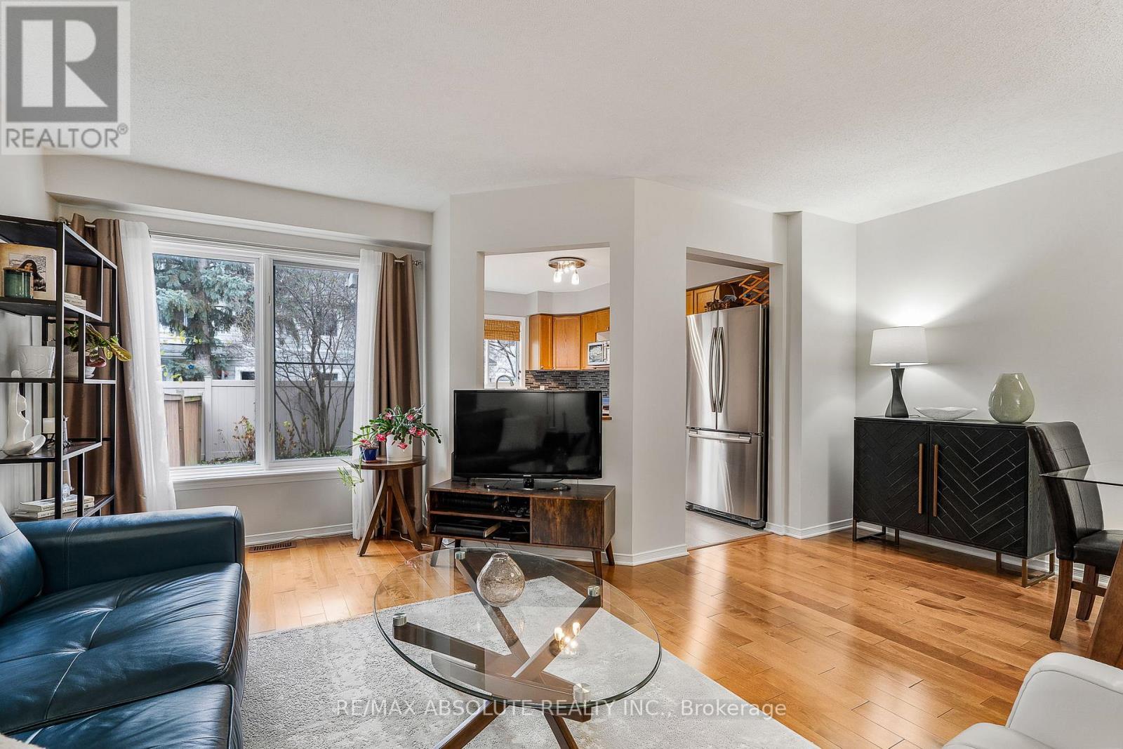 11 Foxden Place, Ottawa, ON - Indoor Photo Showing Living Room