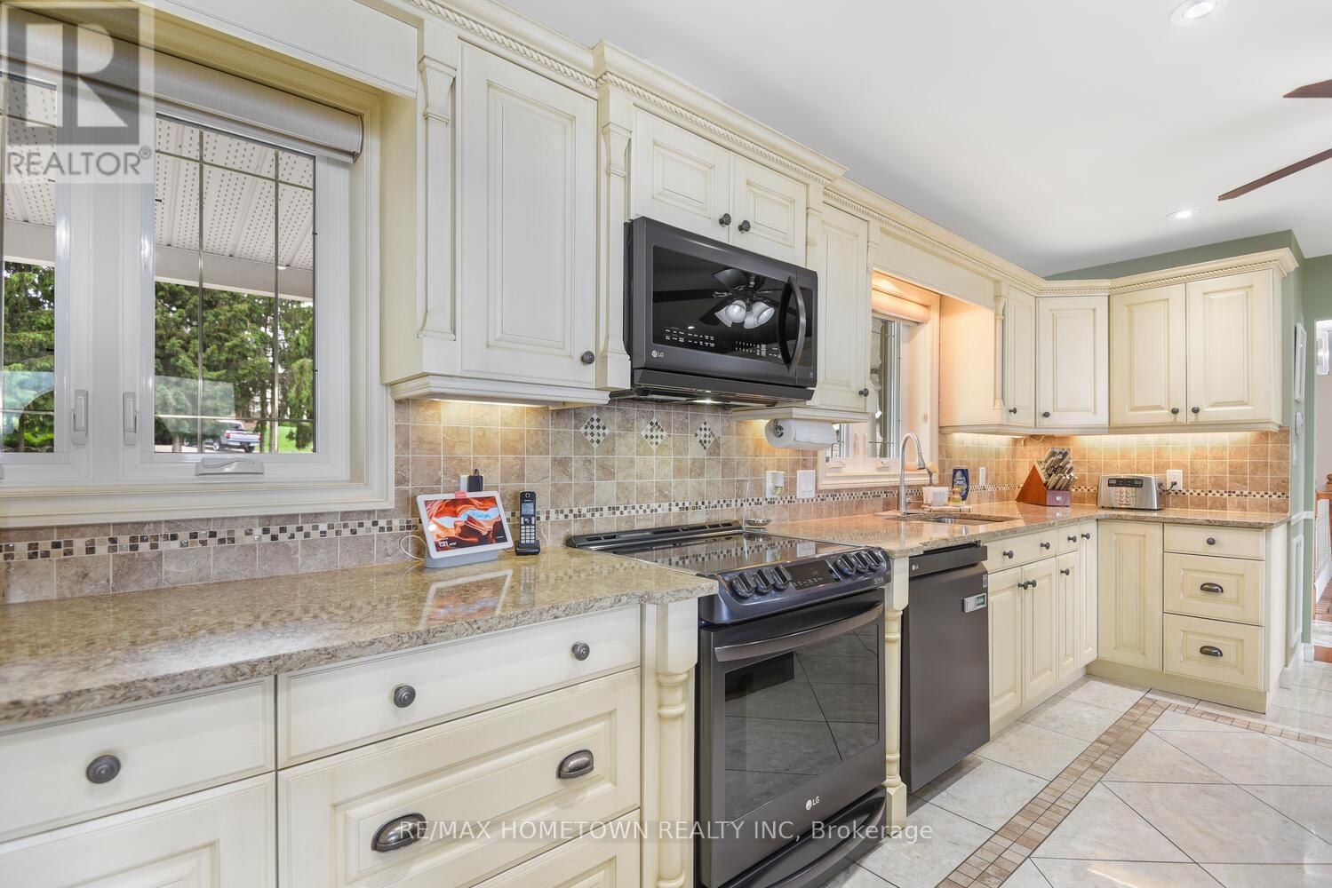 1111 Burnside Drive, Augusta, ON - Indoor Photo Showing Kitchen