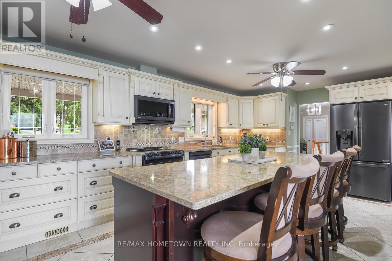 1111 Burnside Drive, Augusta, ON - Indoor Photo Showing Kitchen With Upgraded Kitchen