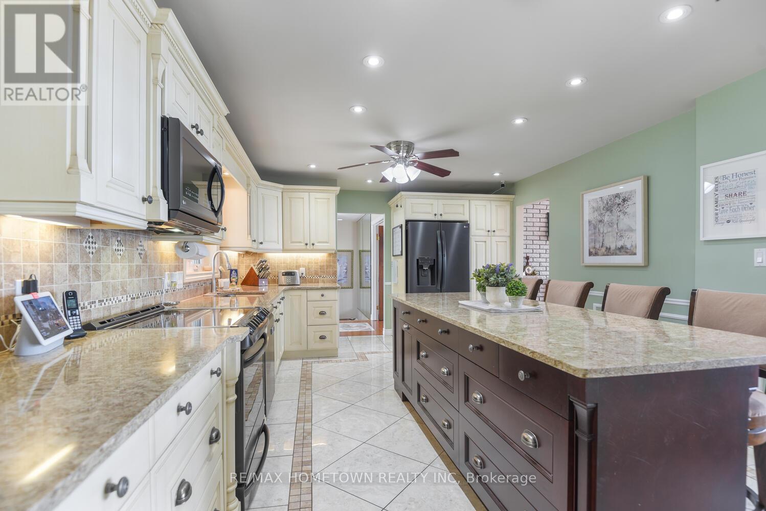 1111 Burnside Drive, Augusta, ON - Indoor Photo Showing Kitchen With Upgraded Kitchen