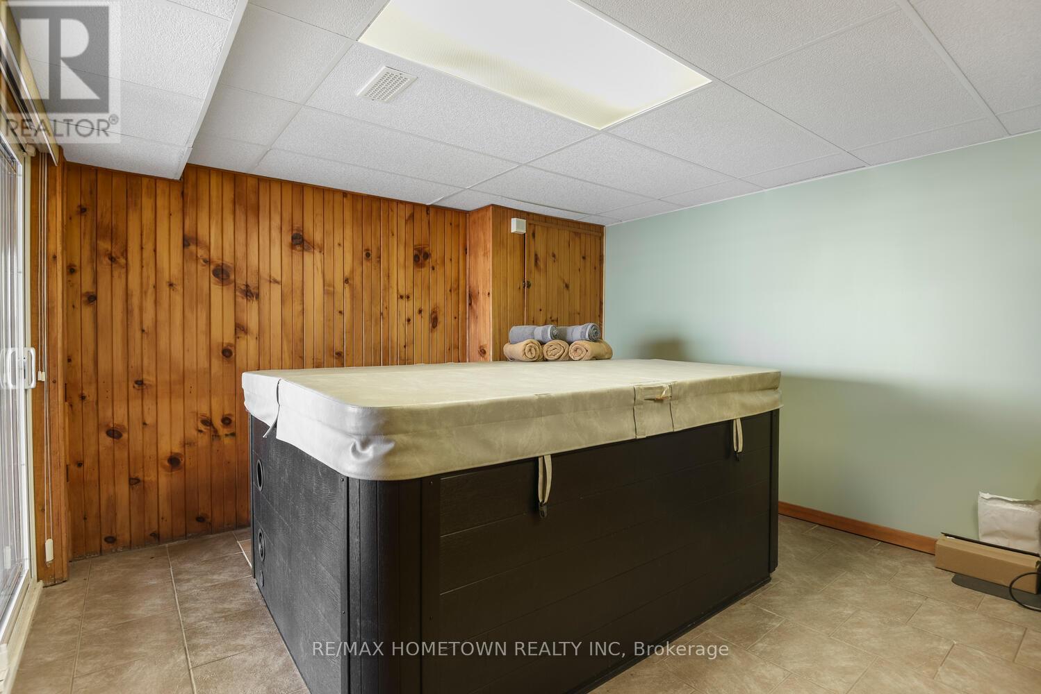 1111 Burnside Drive, Augusta, ON - Indoor Photo Showing Other Room