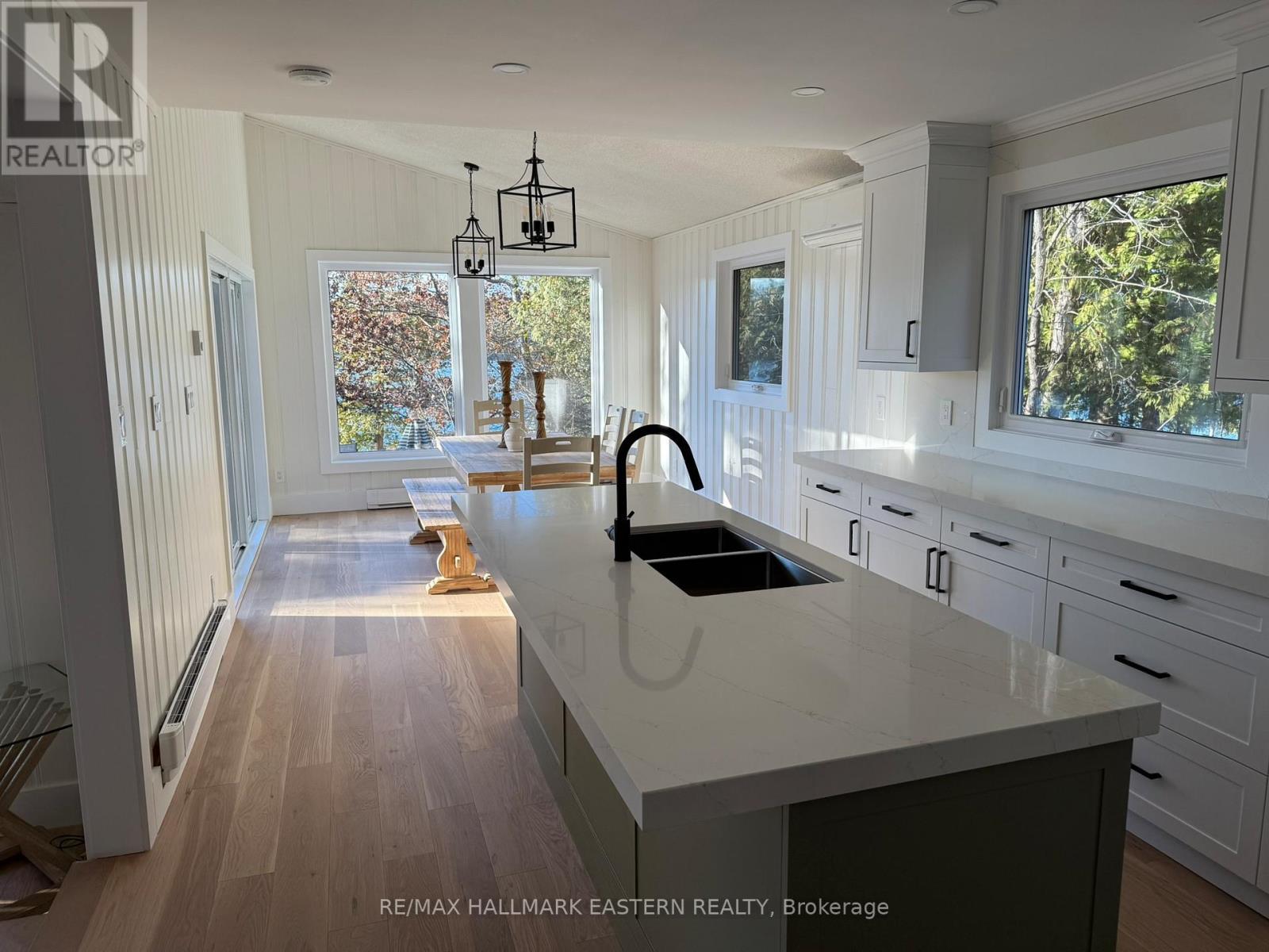 326 Indian Point Road, Kawartha Lakes (Bexley), ON - Indoor Photo Showing Kitchen With Double Sink