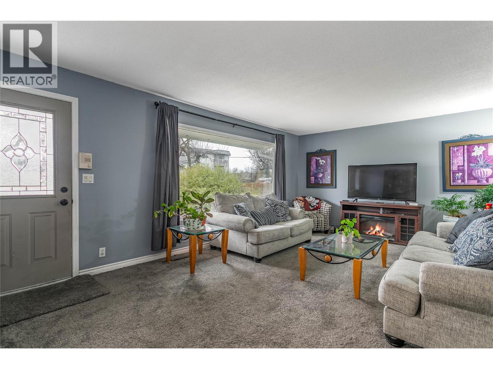 250 Husch Road, Kelowna, BC - Indoor Photo Showing Living Room
