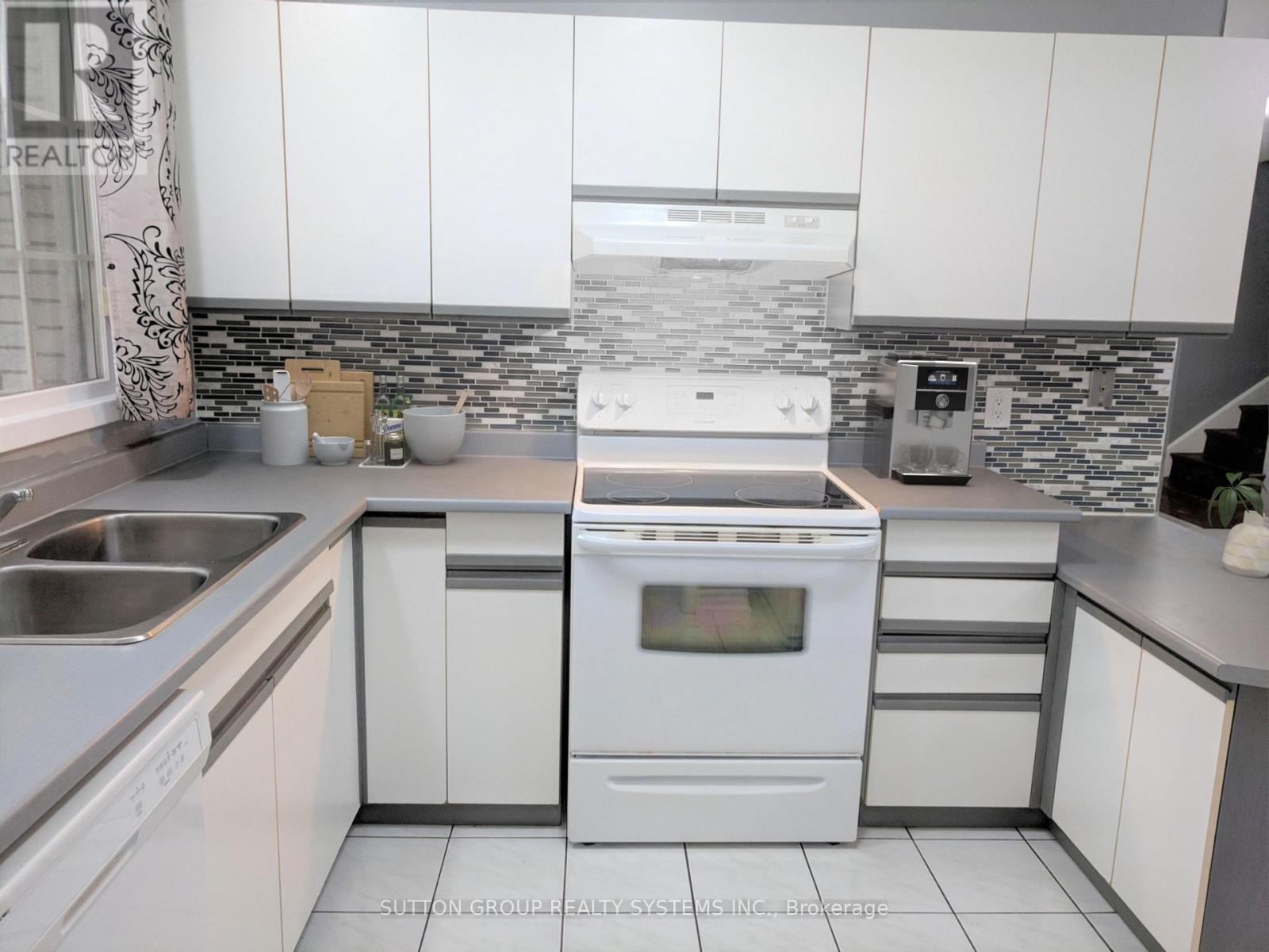334 Dale Crescent, Waterloo, ON - Indoor Photo Showing Kitchen With Double Sink