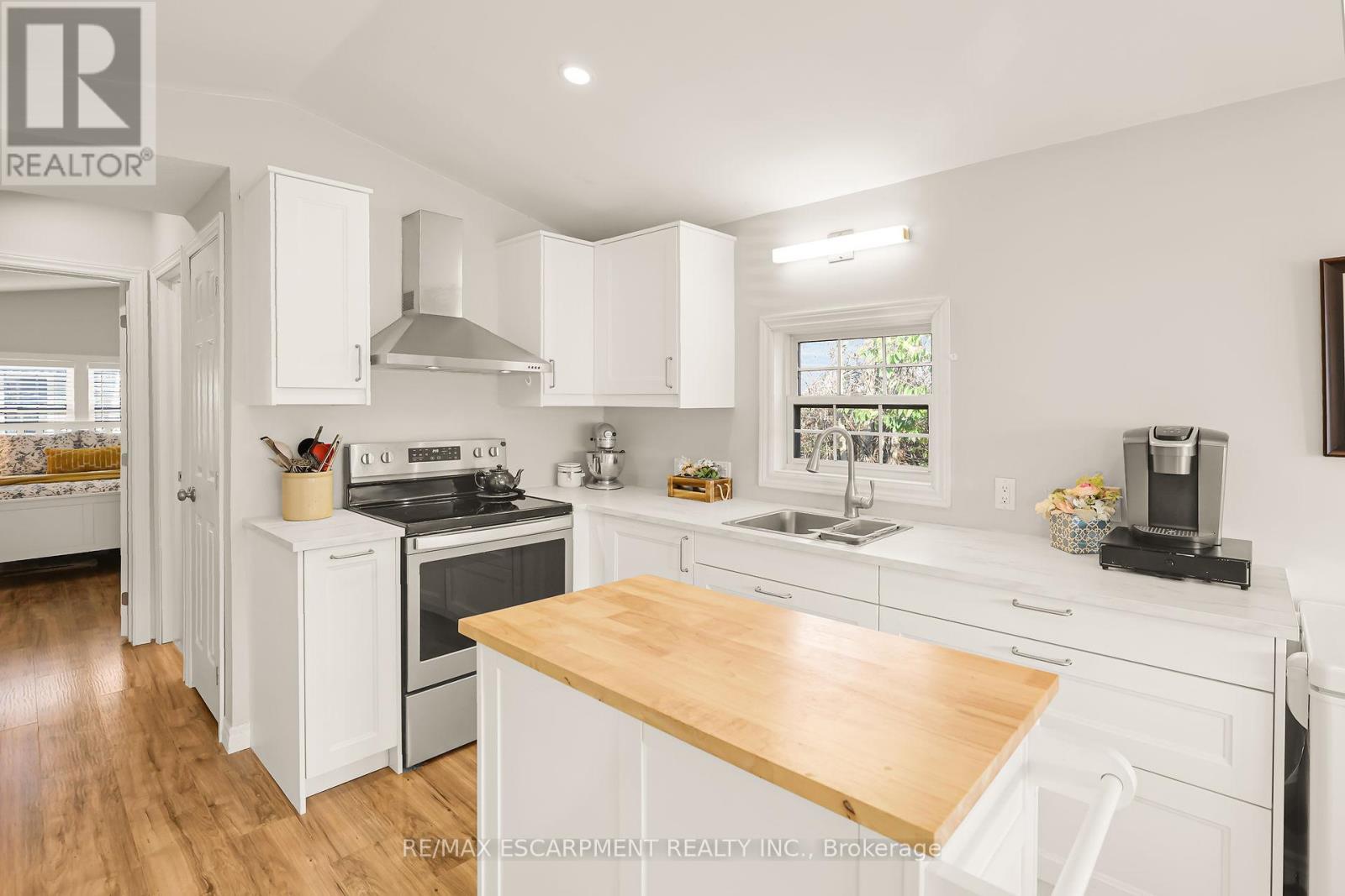 4453 Timothy Lane, Lincoln, ON - Indoor Photo Showing Kitchen With Double Sink