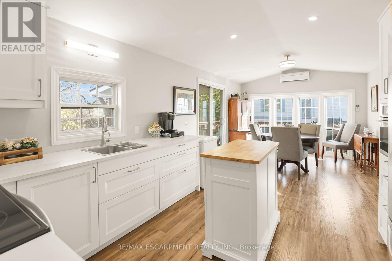 4453 Timothy Lane, Lincoln, ON - Indoor Photo Showing Kitchen With Double Sink