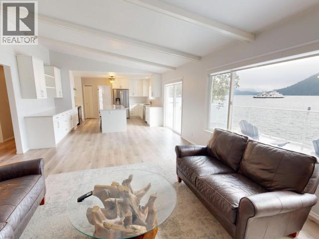 2440 Jenkinson Road, Powell River, BC - Indoor Photo Showing Living Room