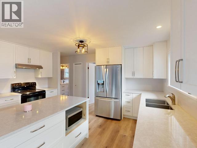 2440 Jenkinson Road, Powell River, BC - Indoor Photo Showing Kitchen With Double Sink