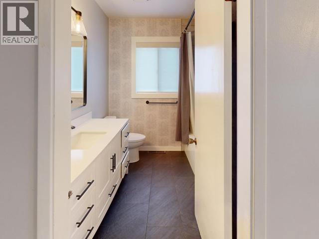 2440 Jenkinson Road, Powell River, BC - Indoor Photo Showing Bathroom