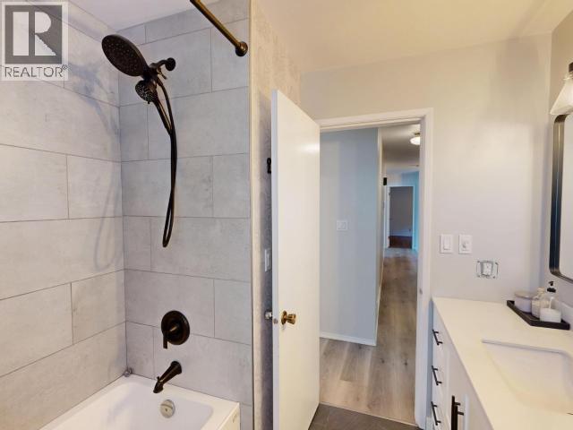 2440 Jenkinson Road, Powell River, BC - Indoor Photo Showing Bathroom