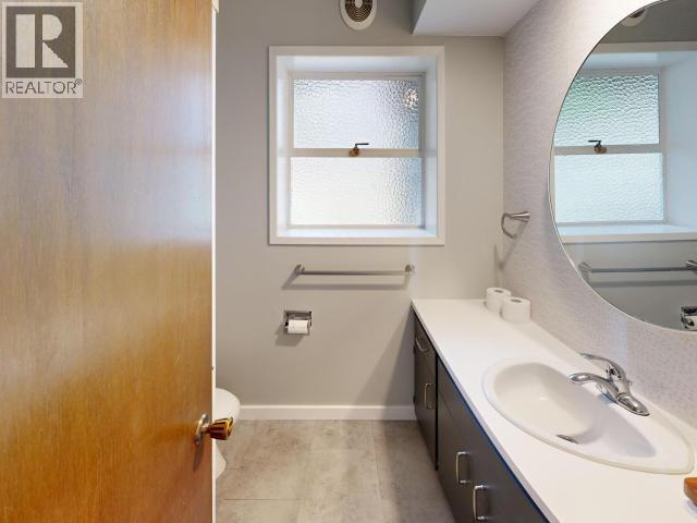2440 Jenkinson Road, Powell River, BC - Indoor Photo Showing Bathroom