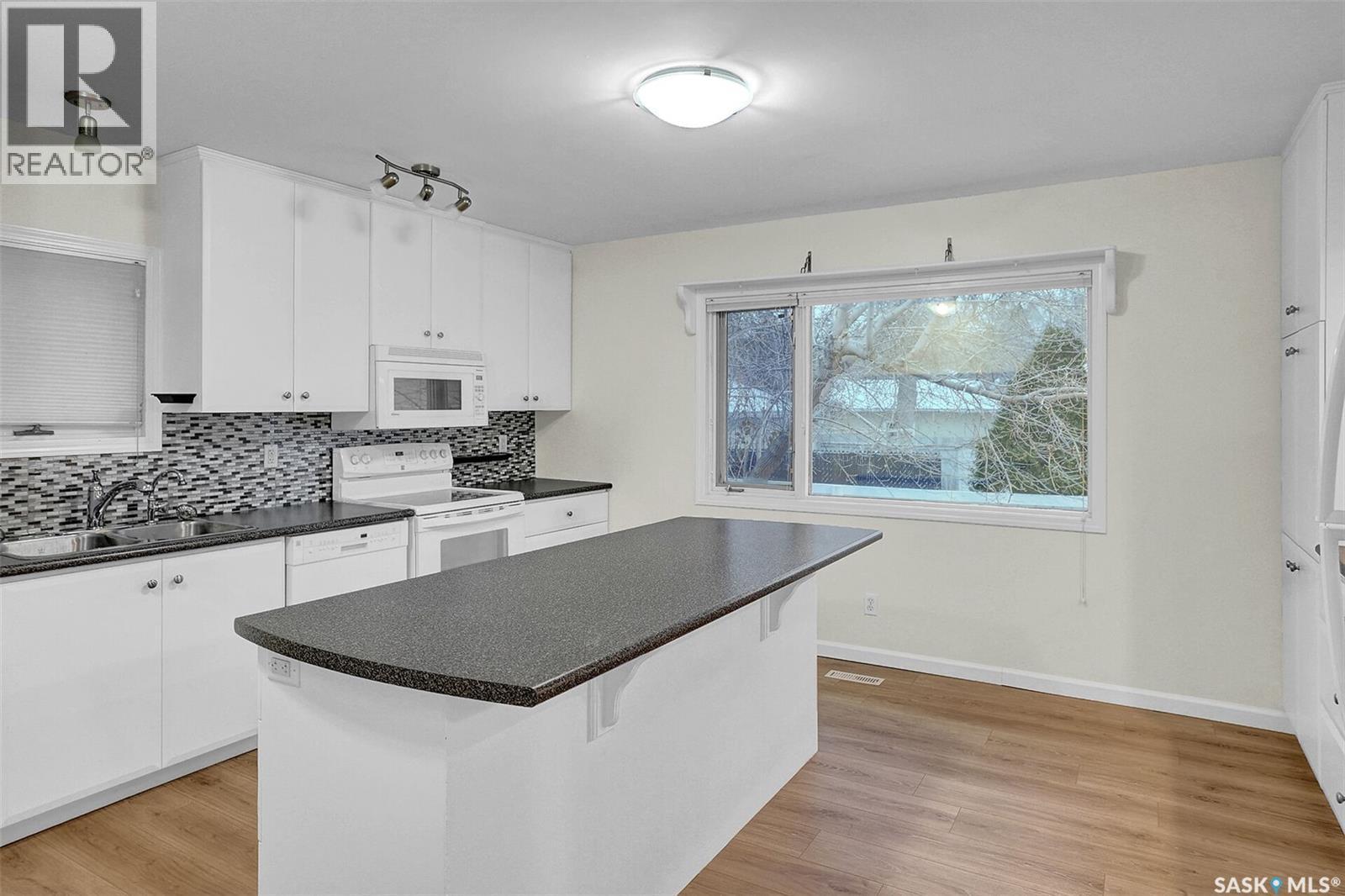 2826 23Rd Avenue, Regina, SK - Indoor Photo Showing Kitchen