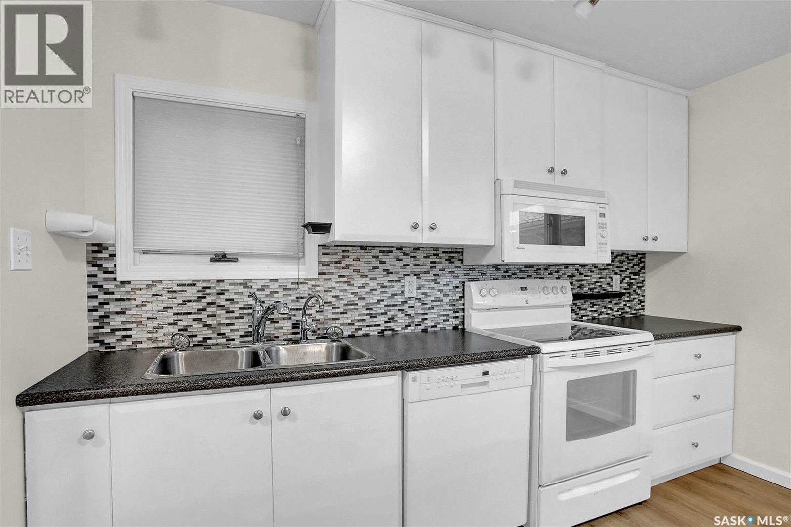 2826 23Rd Avenue, Regina, SK - Indoor Photo Showing Kitchen With Double Sink