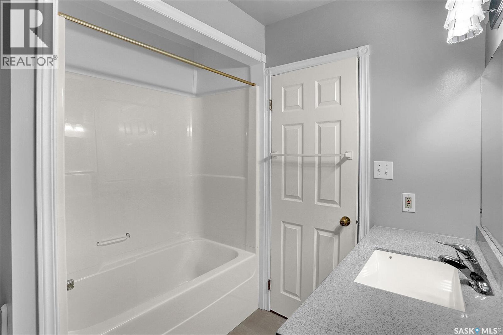 2826 23Rd Avenue, Regina, SK - Indoor Photo Showing Bathroom