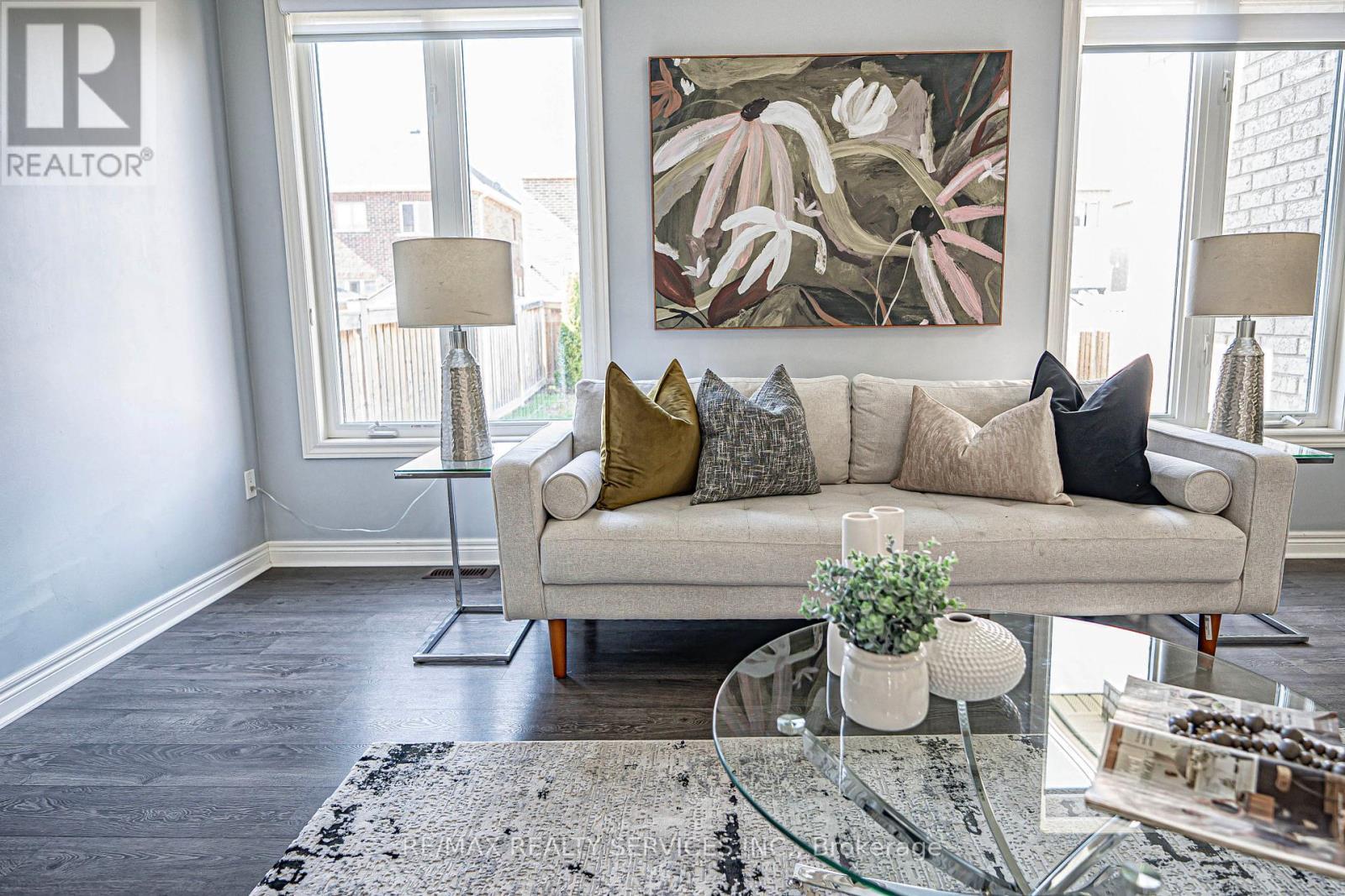 10 Mccabe Lane, New Tecumseth, ON - Indoor Photo Showing Living Room