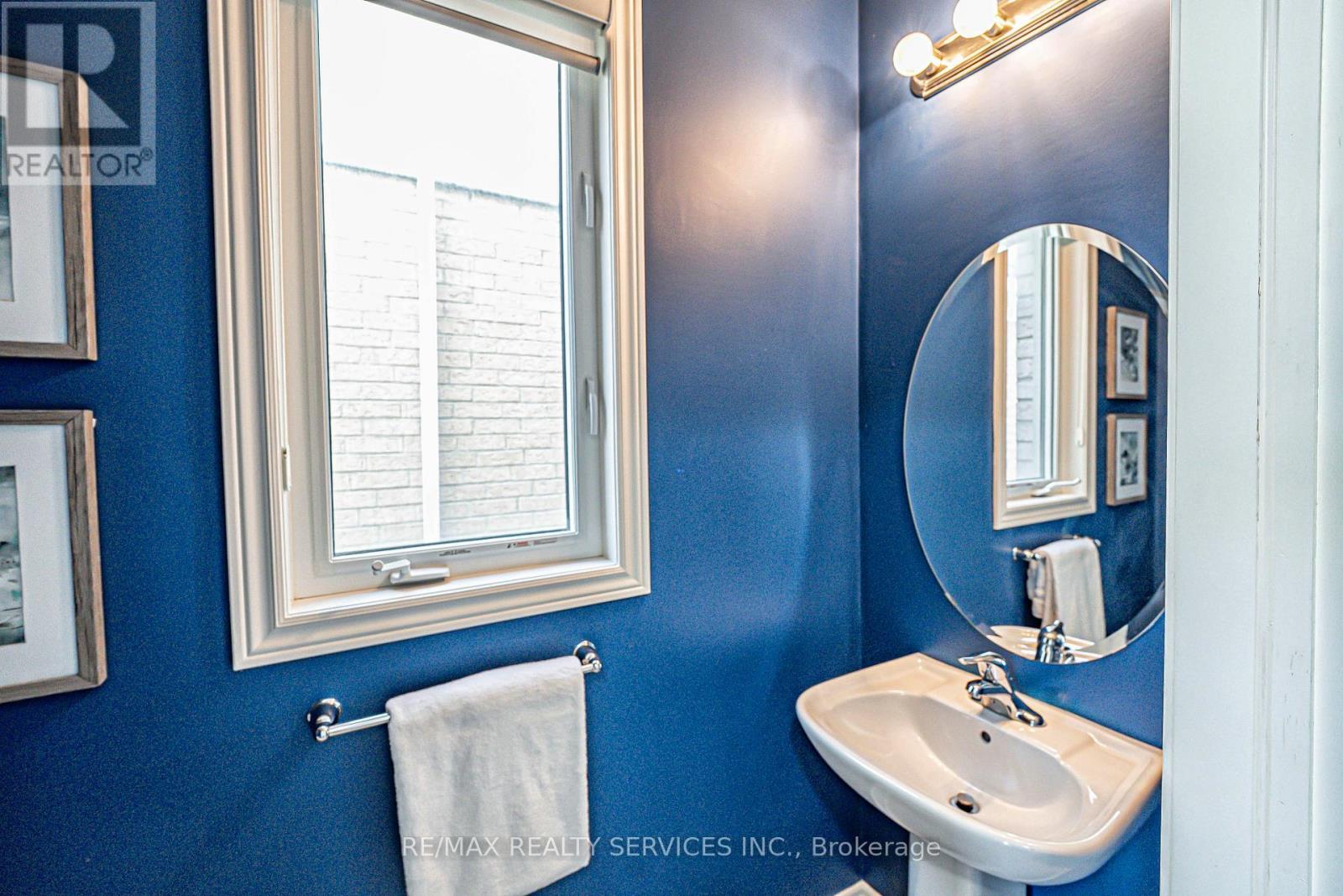 10 Mccabe Lane, New Tecumseth, ON - Indoor Photo Showing Bathroom