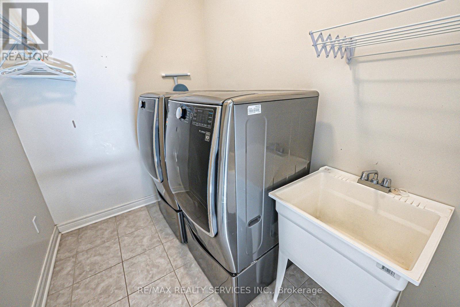 10 Mccabe Lane, New Tecumseth, ON - Indoor Photo Showing Laundry Room