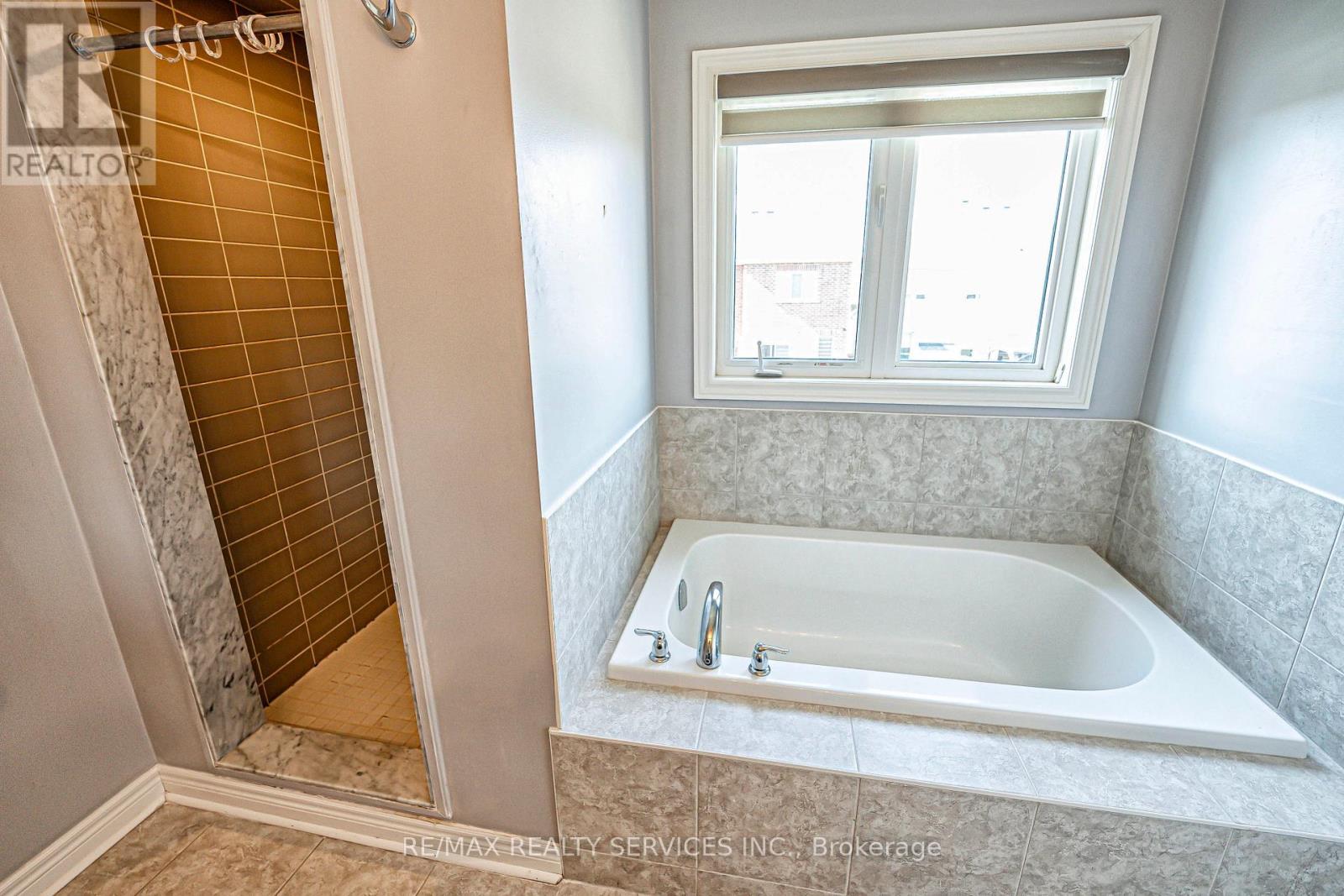 10 Mccabe Lane, New Tecumseth, ON - Indoor Photo Showing Bathroom