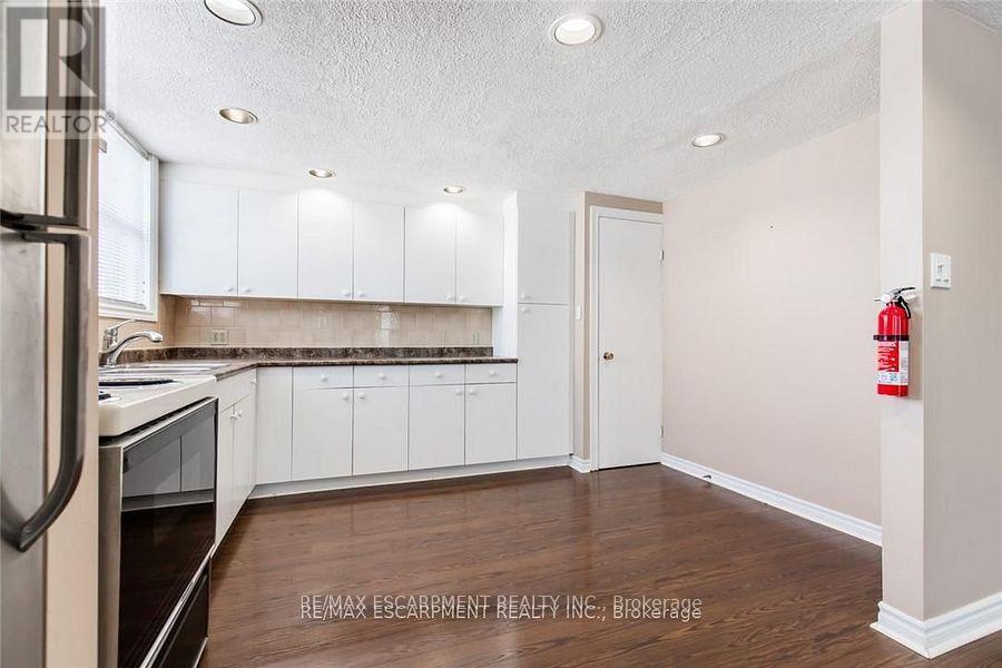 2340 King Street E, Hamilton, ON - Indoor Photo Showing Kitchen