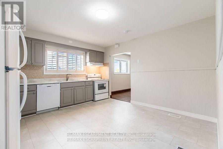 2340 King Street E, Hamilton, ON - Indoor Photo Showing Kitchen