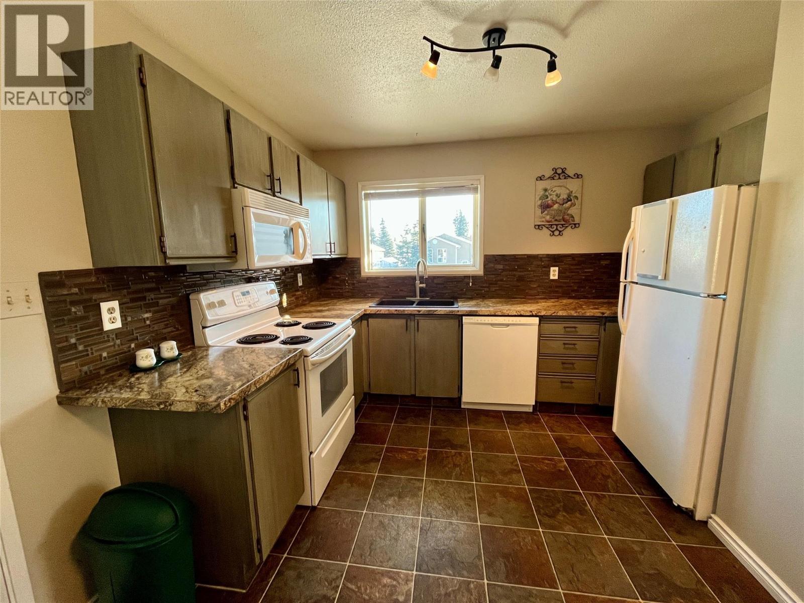 215 Peace River Crescent, Tumbler Ridge, BC - Indoor Photo Showing Kitchen