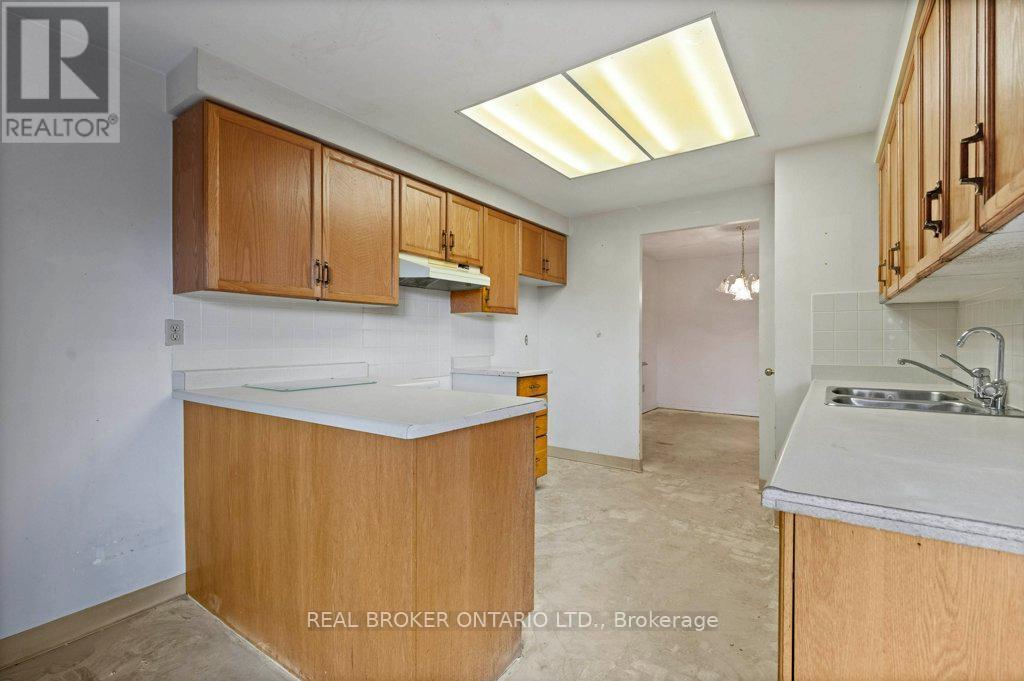 101 - 265 Westcourt Place, Waterloo, ON - Indoor Photo Showing Kitchen With Double Sink