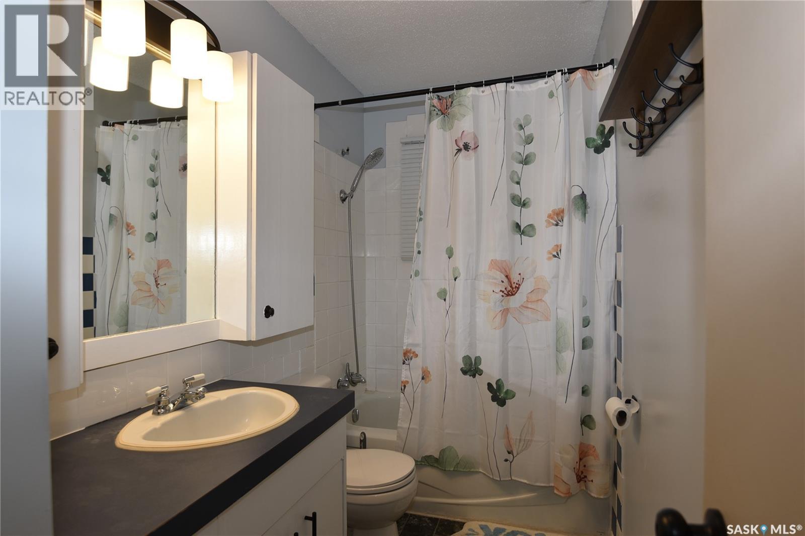 312 6Th Avenue E, Nipawin, SK - Indoor Photo Showing Bathroom