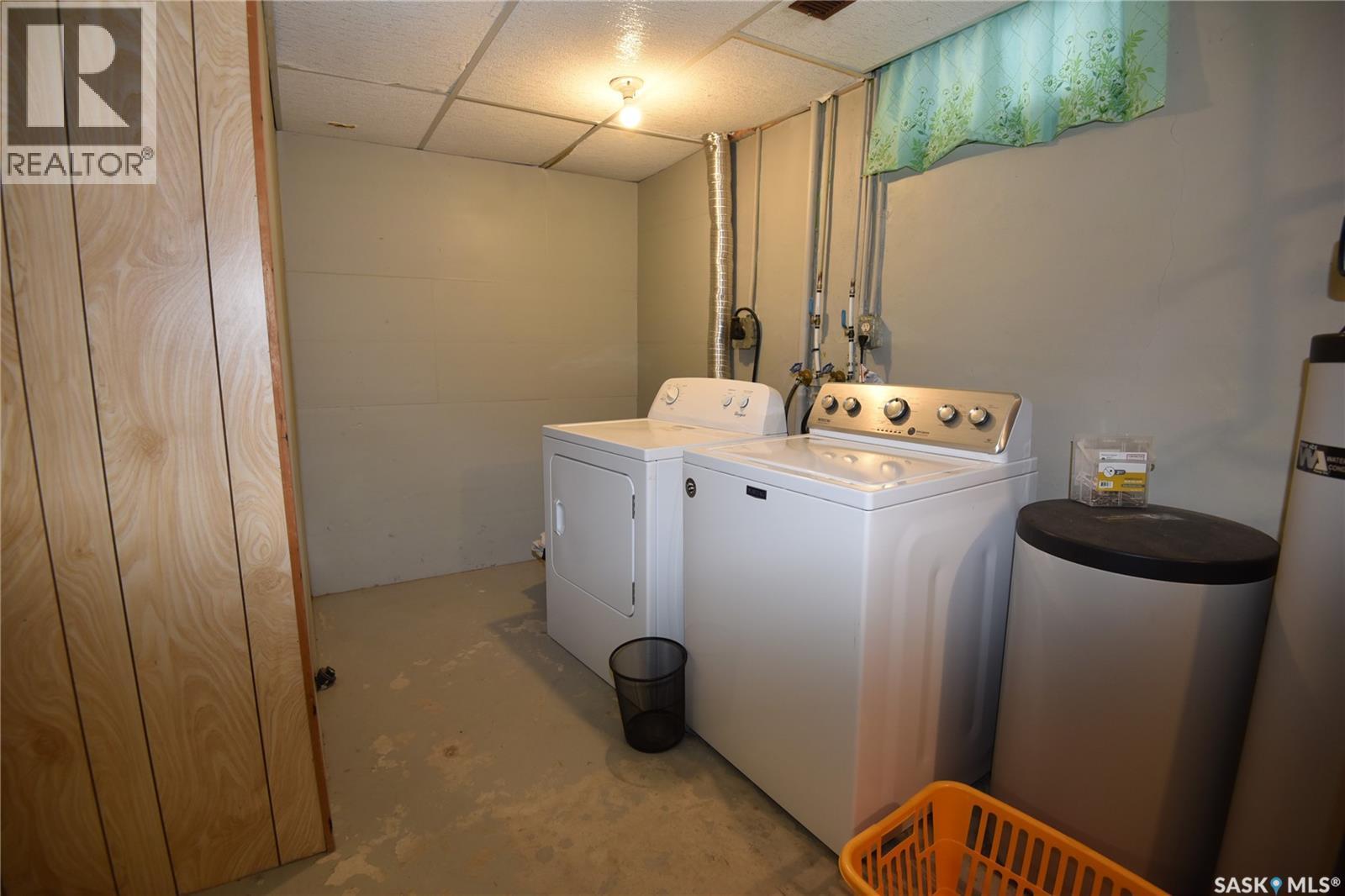 312 6Th Avenue E, Nipawin, SK - Indoor Photo Showing Laundry Room