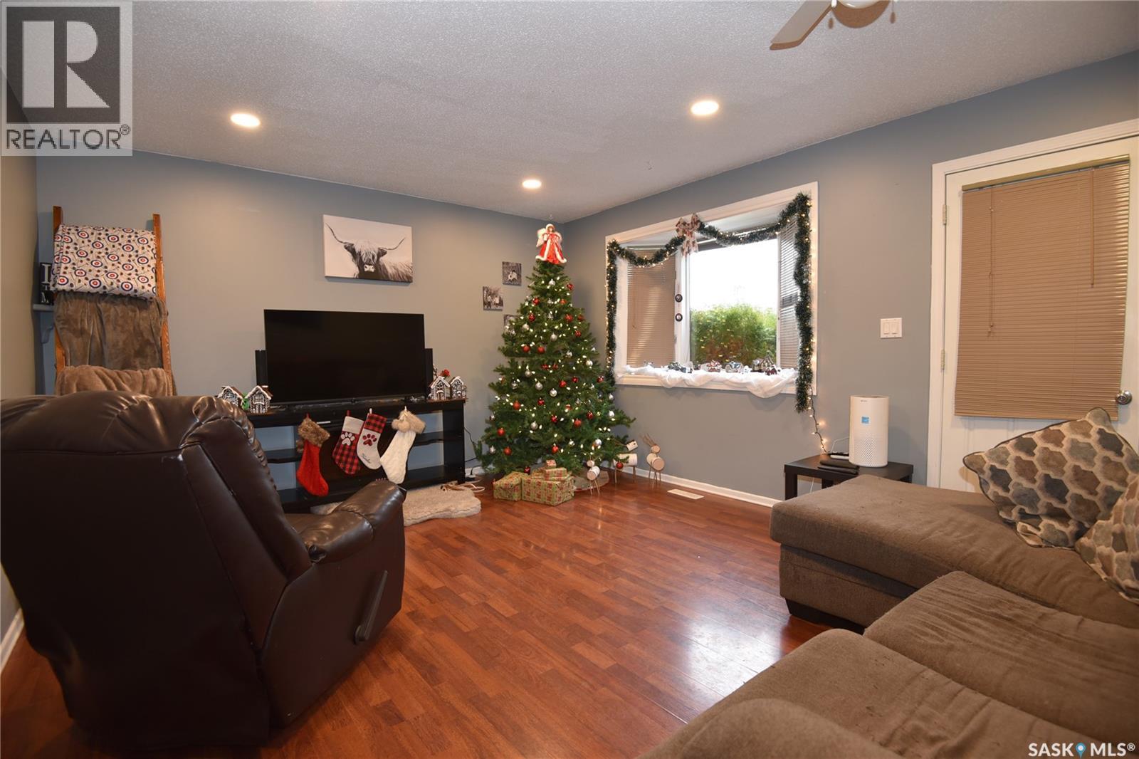 312 6Th Avenue E, Nipawin, SK - Indoor