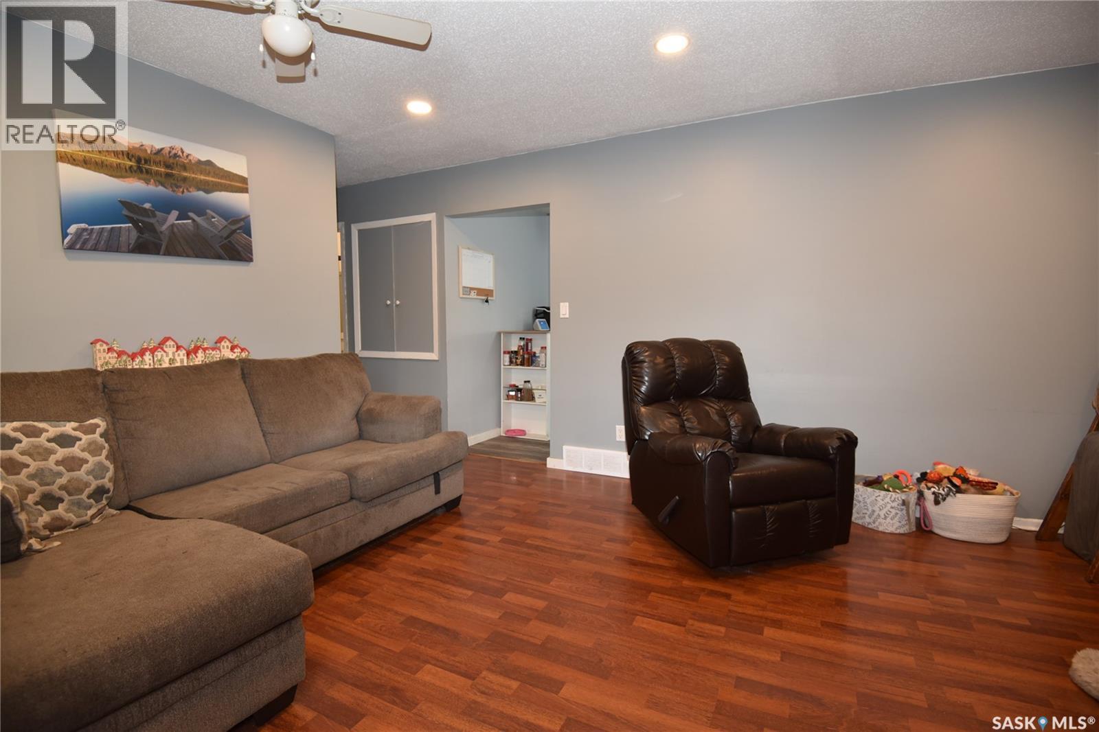 312 6Th Avenue E, Nipawin, SK - Indoor Photo Showing Living Room