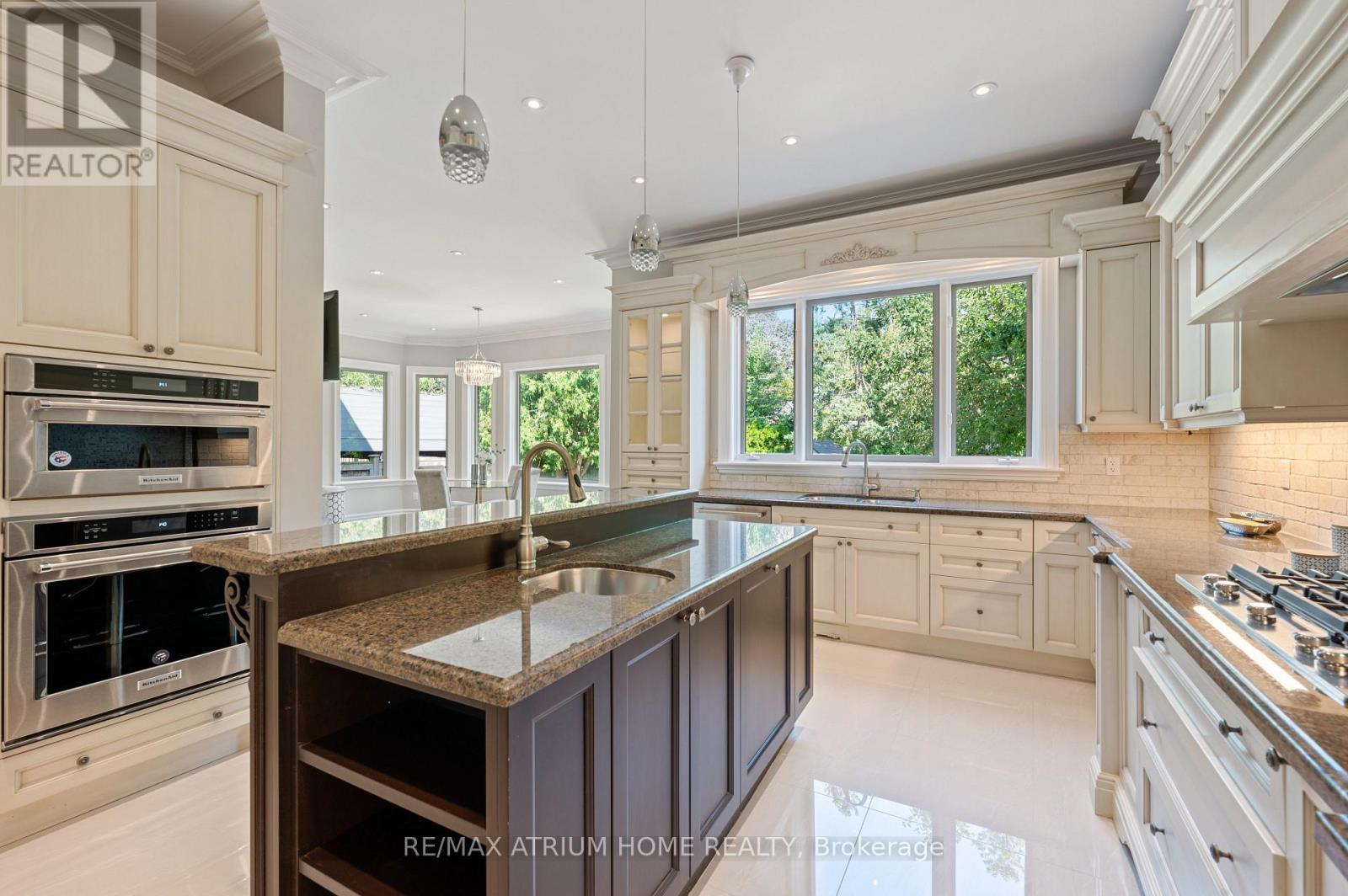 242 Parkview Avenue, Toronto, ON - Indoor Photo Showing Kitchen With Upgraded Kitchen