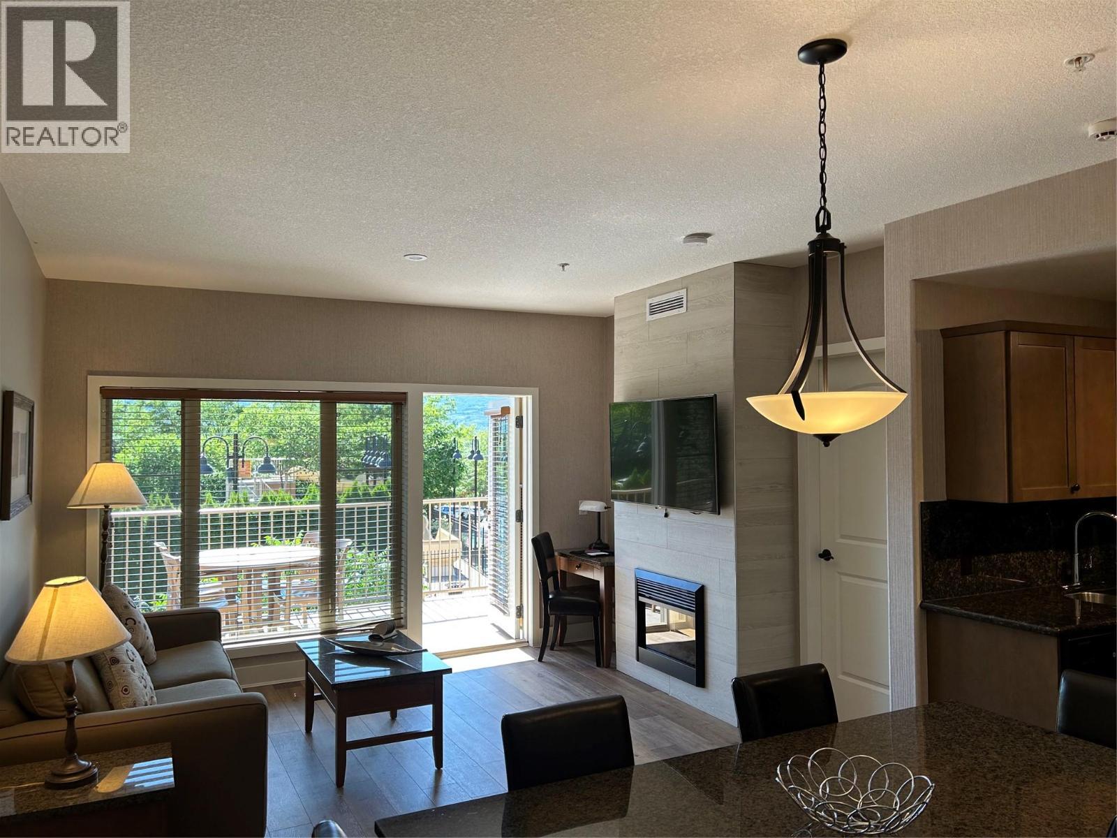 1200 Rancher Creek Road Unit# 131D, Osoyoos, BC - Indoor Photo Showing Living Room With Fireplace