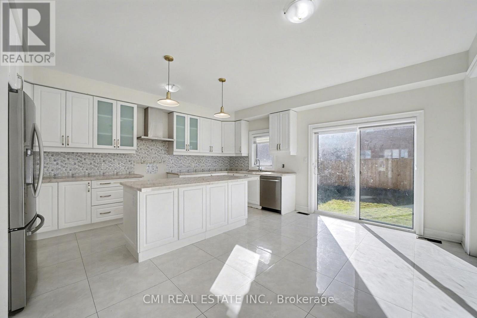 343 Northglen Boulevard W, Clarington, ON - Indoor Photo Showing Kitchen With Upgraded Kitchen