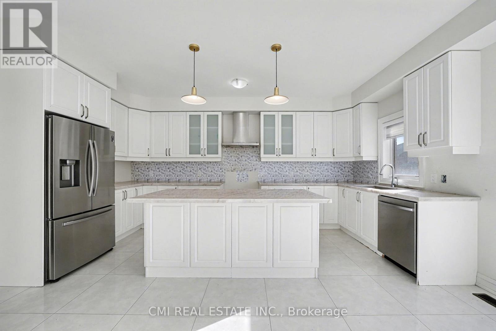 343 Northglen Boulevard W, Clarington, ON - Indoor Photo Showing Kitchen With Upgraded Kitchen