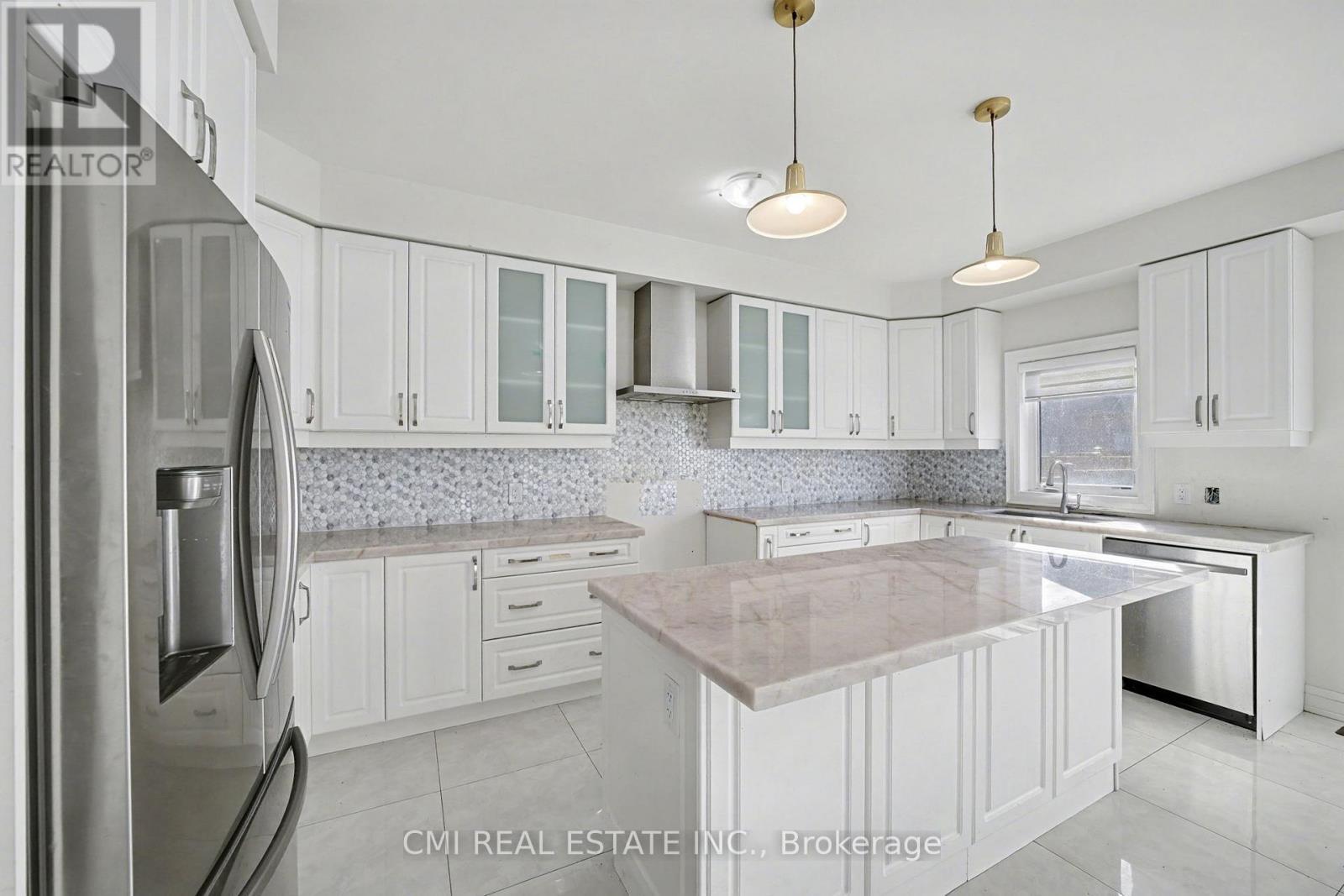 343 Northglen Boulevard W, Clarington, ON - Indoor Photo Showing Kitchen With Upgraded Kitchen