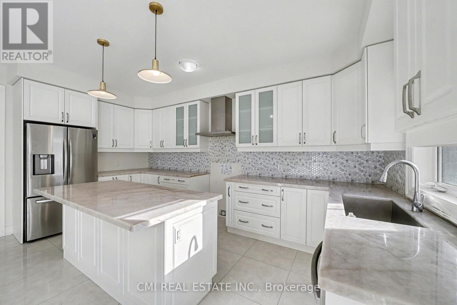 343 Northglen Boulevard W, Clarington, ON - Indoor Photo Showing Kitchen With Upgraded Kitchen