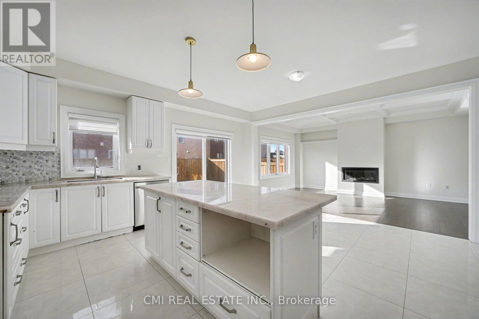 343 Northglen Boulevard W, Clarington, ON - Indoor Photo Showing Kitchen