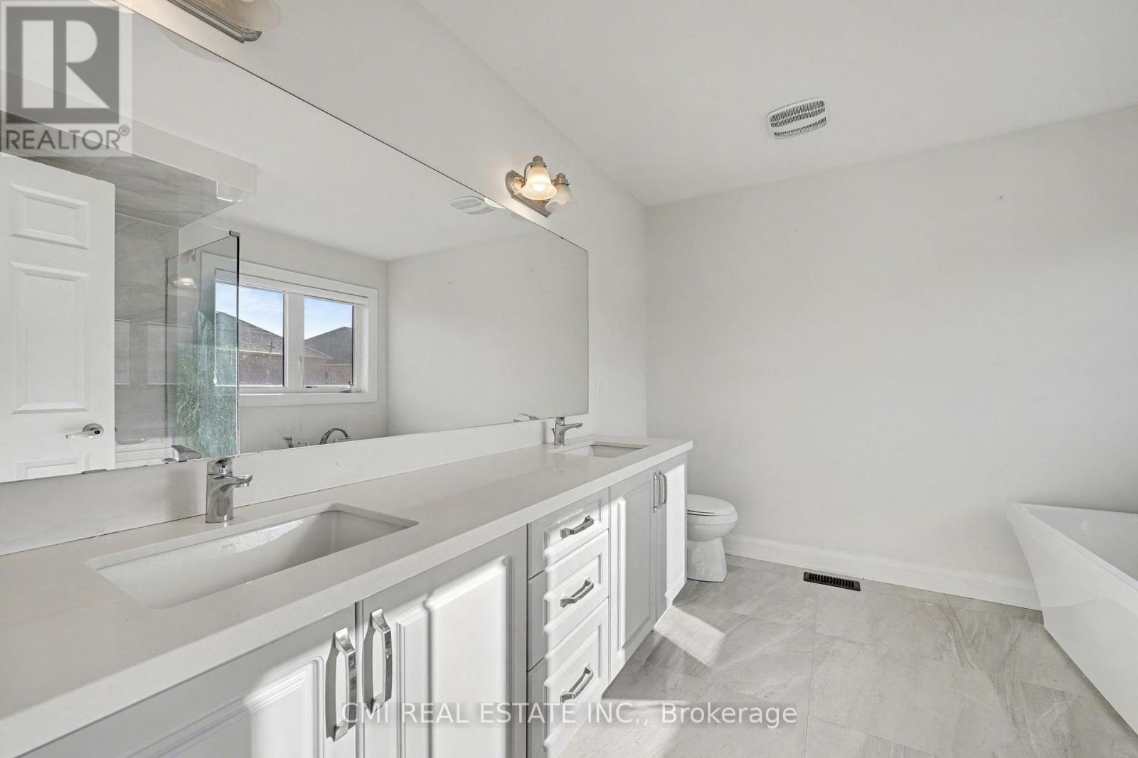 343 Northglen Boulevard W, Clarington, ON - Indoor Photo Showing Bathroom