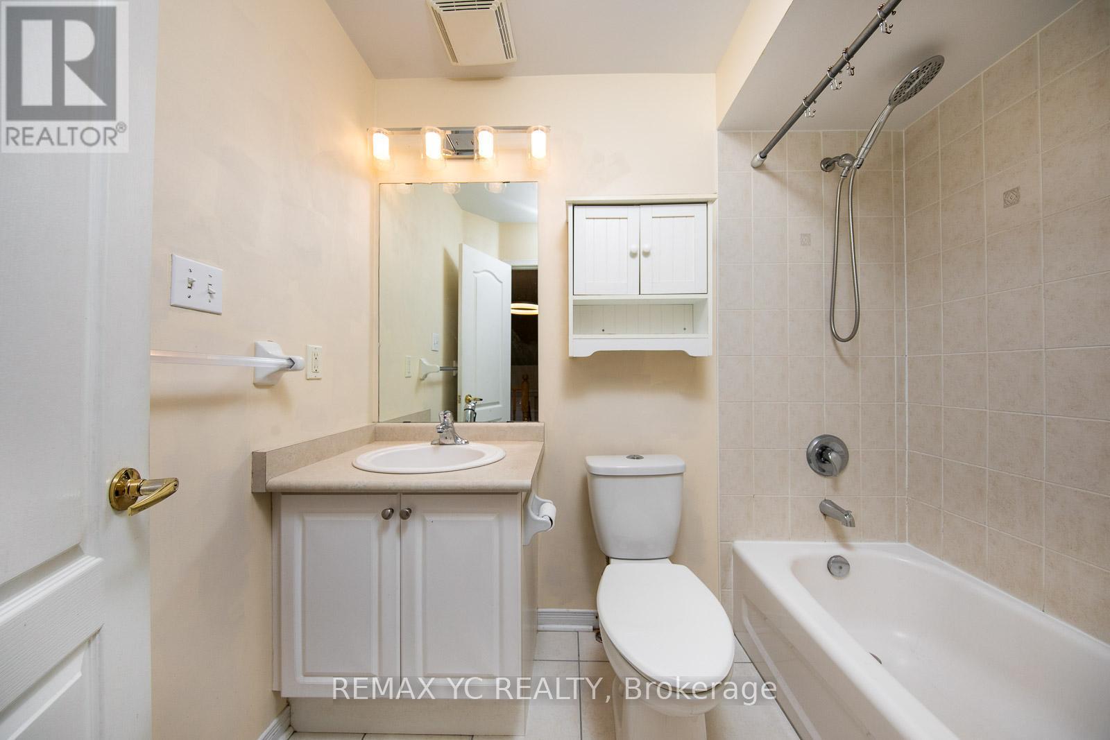 110 Dolce Crescent, Vaughan, ON - Indoor Photo Showing Bathroom