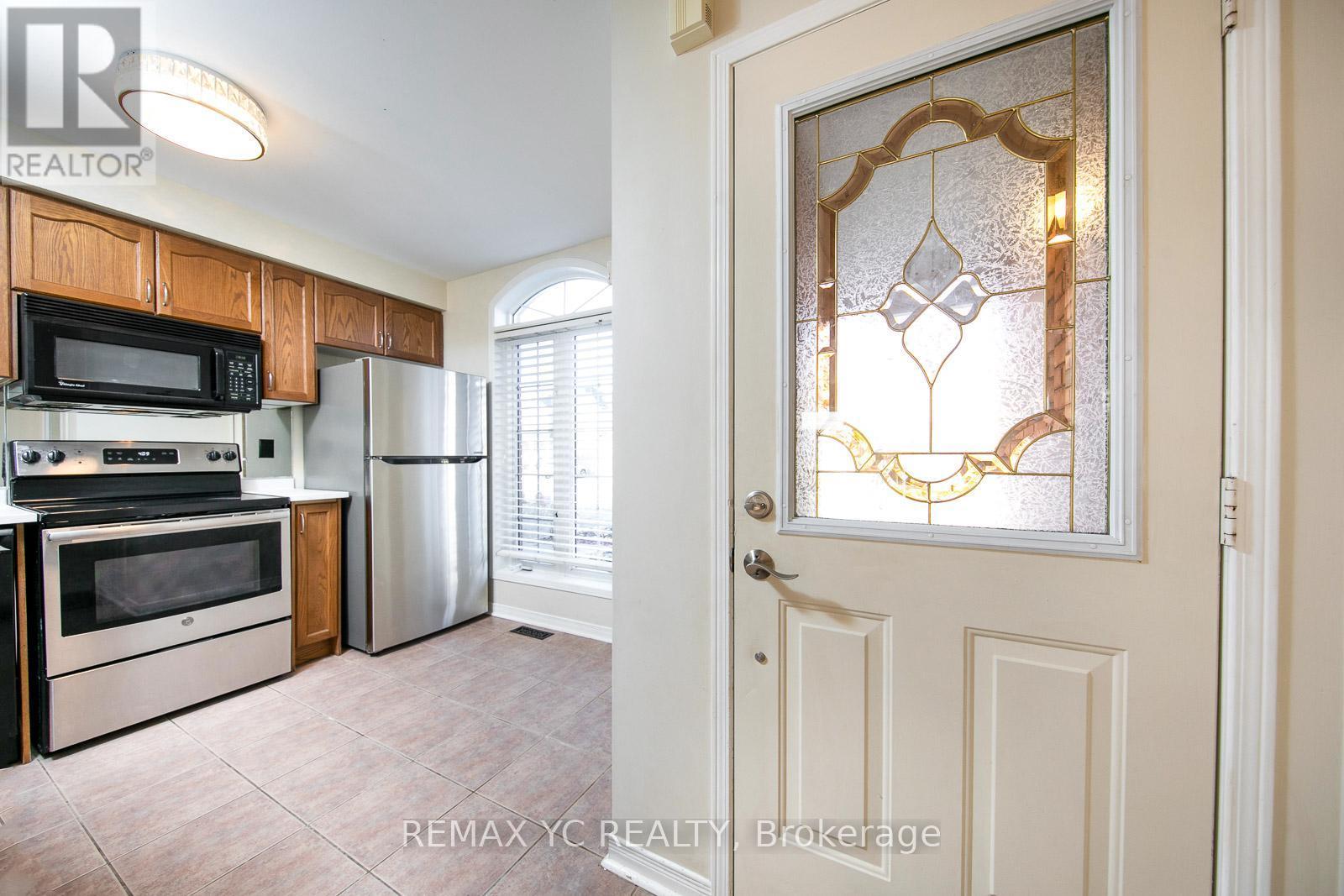 110 Dolce Crescent, Vaughan, ON - Indoor Photo Showing Kitchen