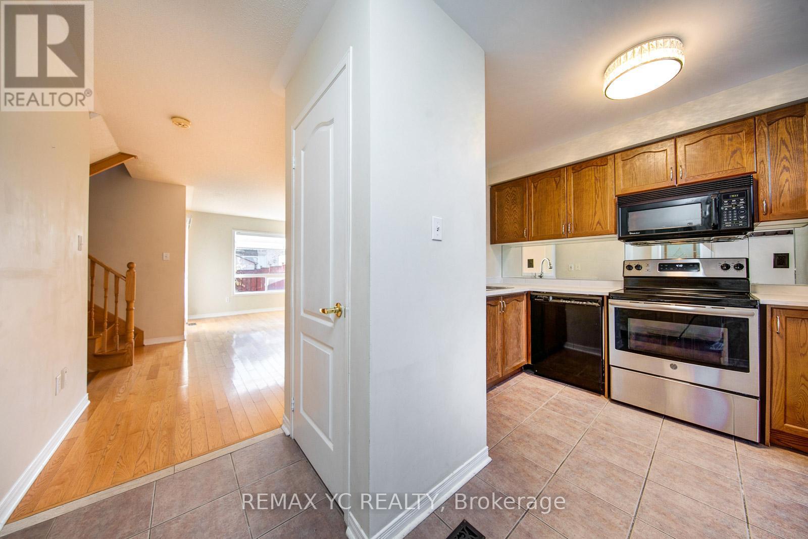 110 Dolce Crescent, Vaughan, ON - Indoor Photo Showing Kitchen