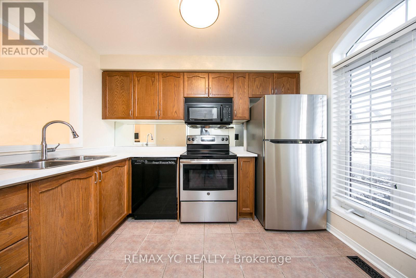 110 Dolce Crescent, Vaughan, ON - Indoor Photo Showing Kitchen With Double Sink