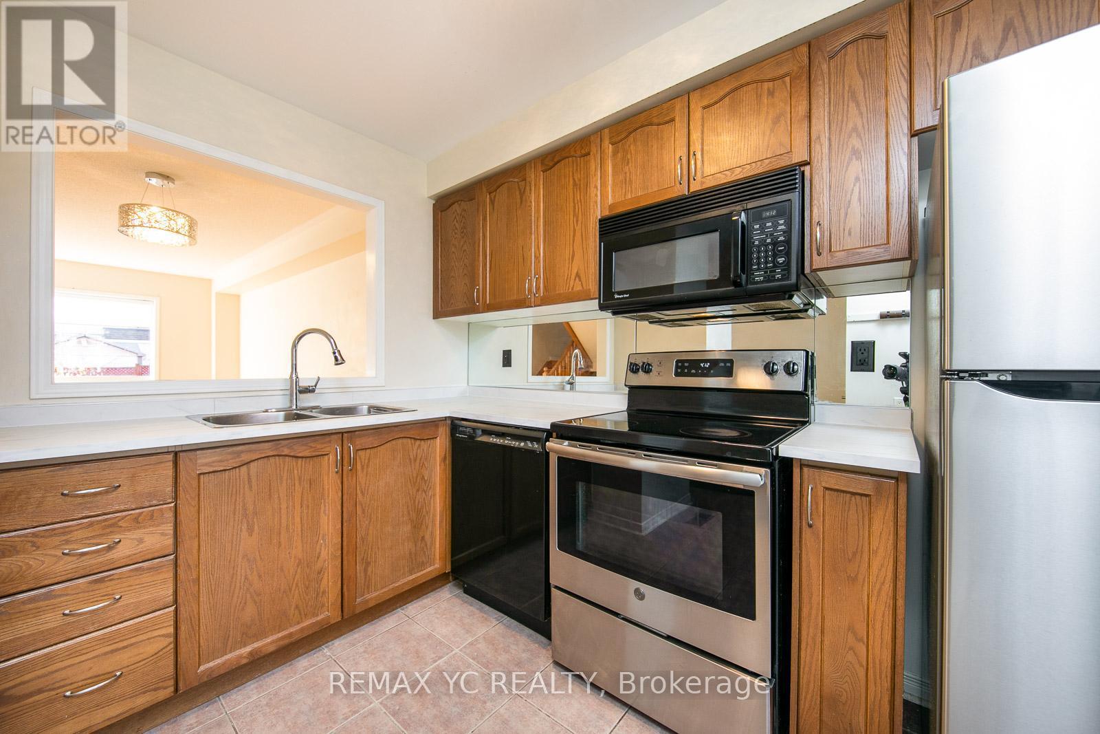 110 Dolce Crescent, Vaughan, ON - Indoor Photo Showing Kitchen With Double Sink