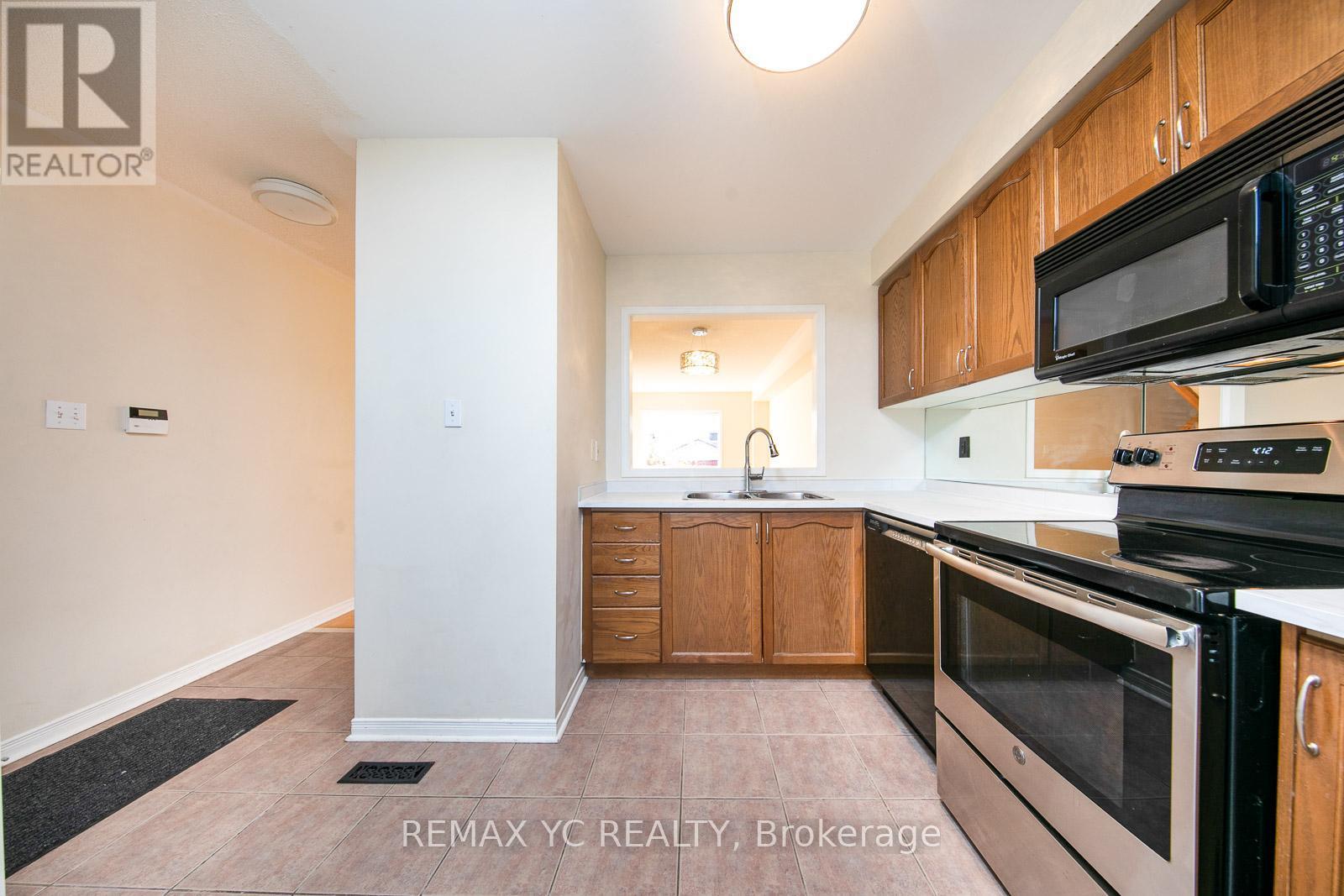 110 Dolce Crescent, Vaughan, ON - Indoor Photo Showing Kitchen With Double Sink