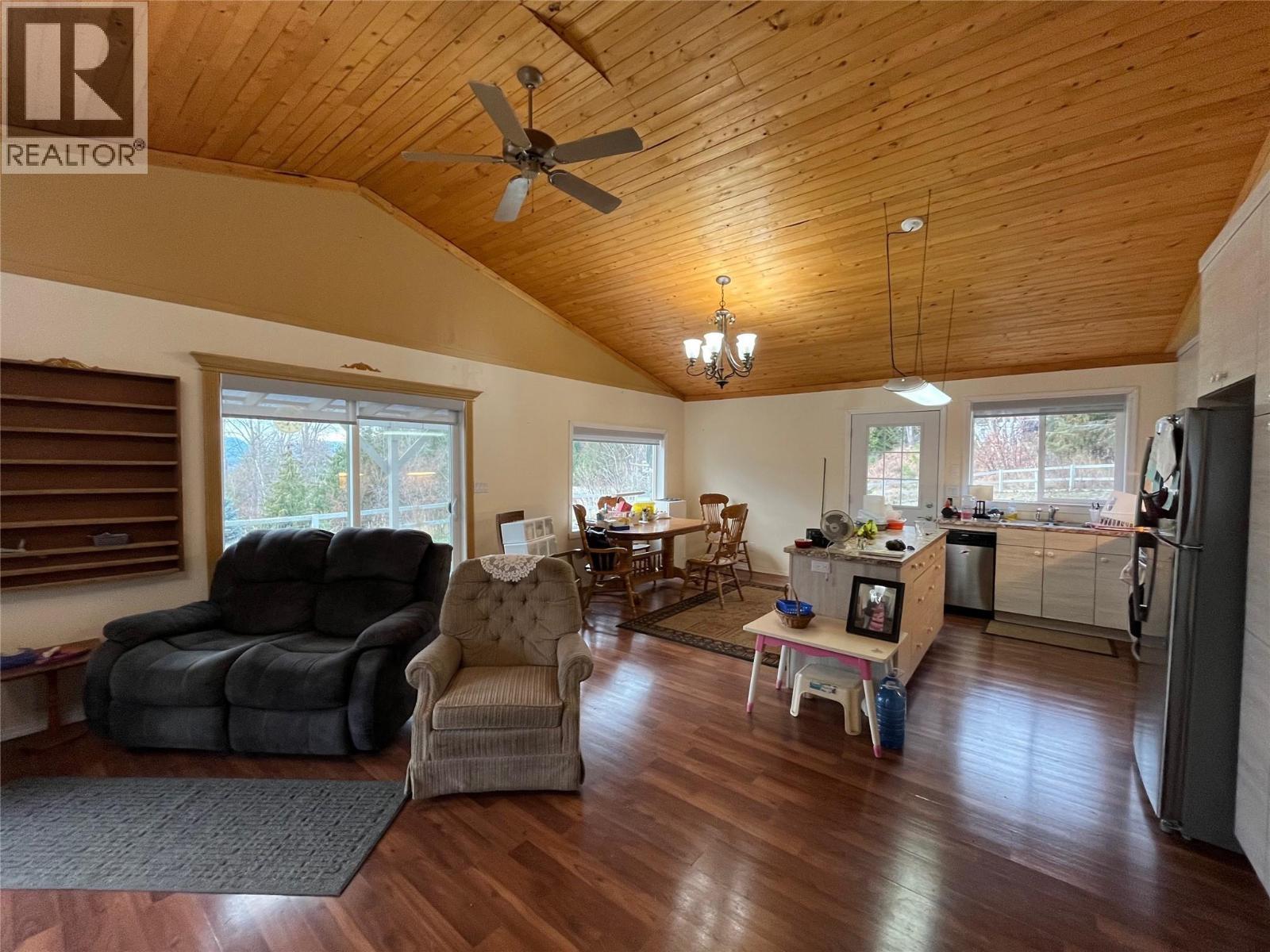 2481 Squilax Anglemont Road Unit# 25, Lee Creek, BC - Indoor Photo Showing Living Room