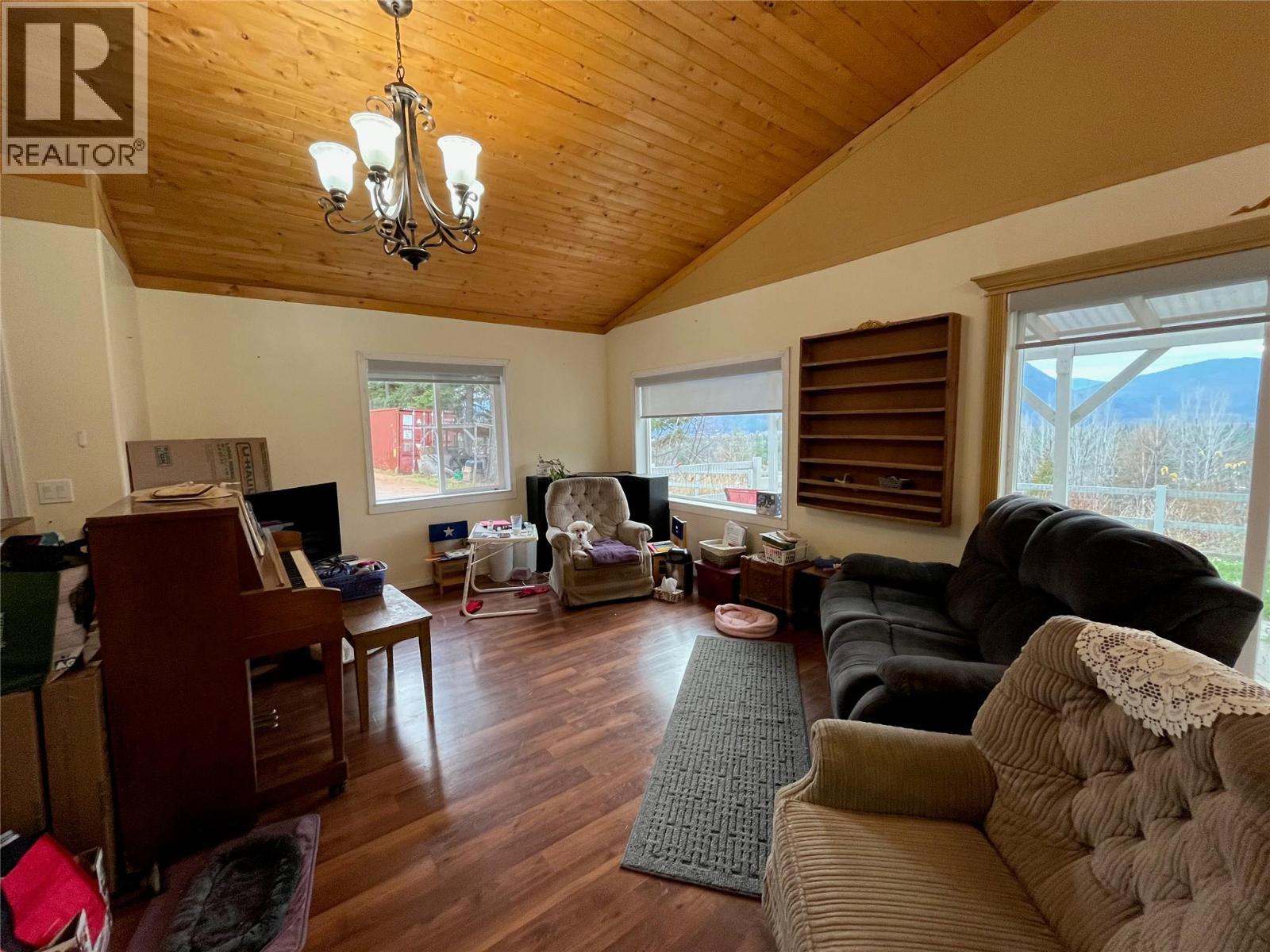2481 Squilax Anglemont Road Unit# 25, Lee Creek, BC - Indoor Photo Showing Living Room