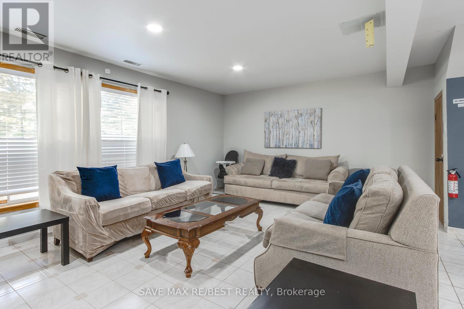 #A - 910 Concession Rd 17 W, Tiny, ON - Indoor Photo Showing Living Room