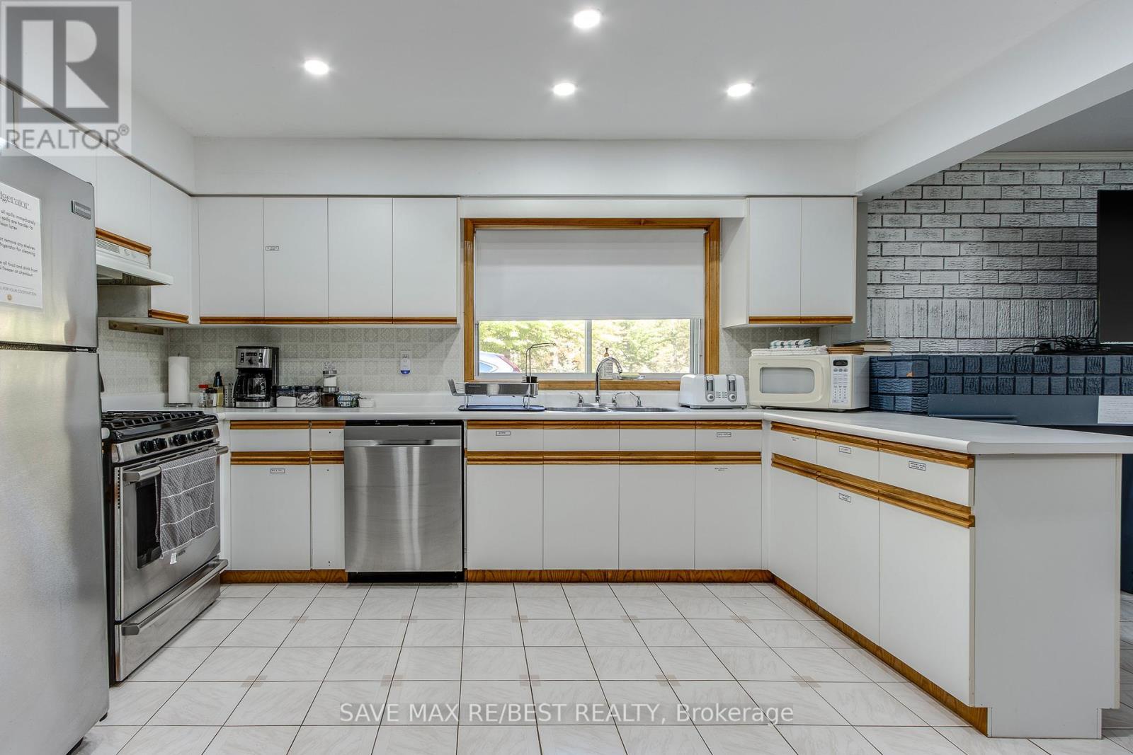 #A - 910 Concession Rd 17 W, Tiny, ON - Indoor Photo Showing Kitchen With Double Sink