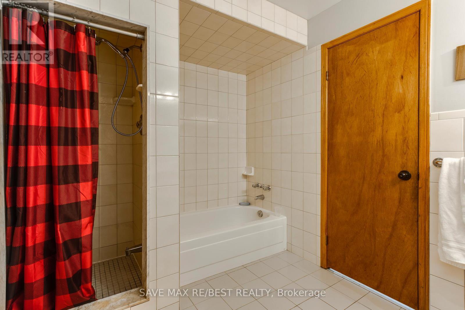 #A - 910 Concession Rd 17 W, Tiny, ON - Indoor Photo Showing Bathroom